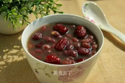Red-tree cranberry soup