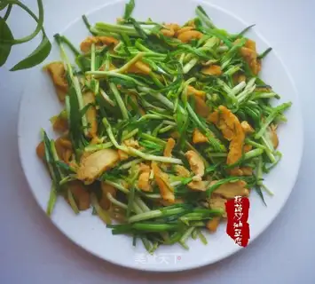 Garlic sprouts and tofu
