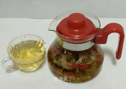 Yellow chrysanthemum tea