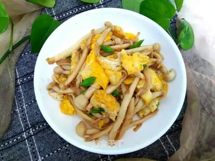 Seafood mushroom fried eggs