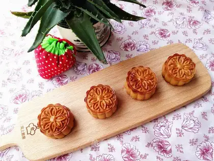 Black sesame moon cake