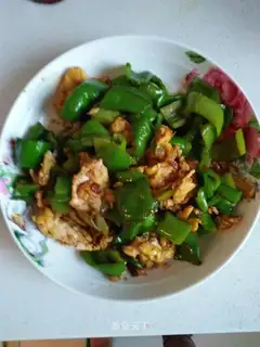 Two peppers of sauced eggs