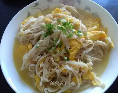 A thousand golden pin mushrooms boiled eggs