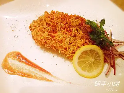 Gold noodles chicken steak