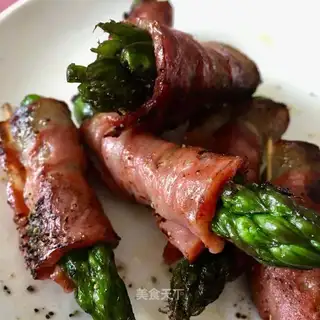 Black pepper bacon roll