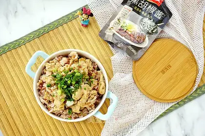 Black pepper chicken and red rice