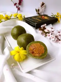 The luxurious sausages and the yellow balls