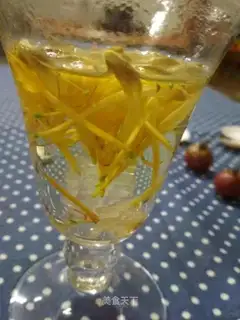 Fresh gold and silver tea