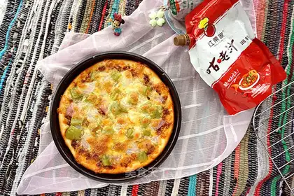 Cheese and beef sauce pizza