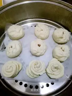 Meat pine buns