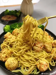 Black pepper chicken meatball pasta