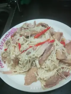 Goldcracker mushroom fried meat