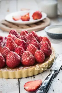 Almond strawberry pie