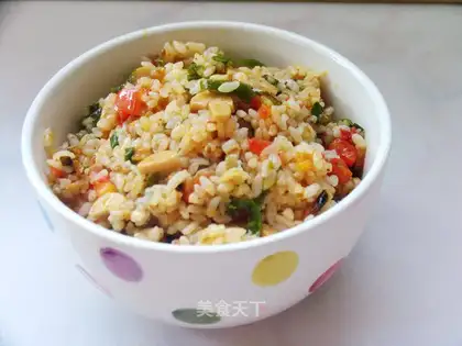 Fried rice with onion and tomato sauce