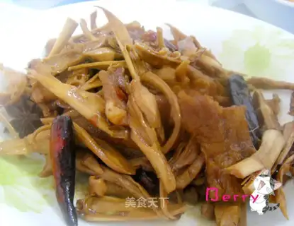 Stewed pork slices with bamboo shoots