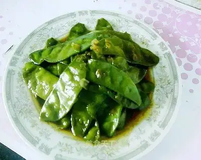 Vegetarian roasted pork ears and beans