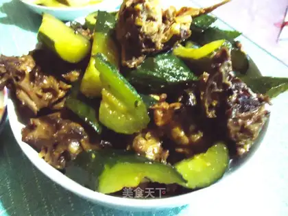 Stewed chicken nuggets with cucumber