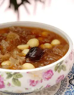 Crystal sugar Tremella lotus seed soup