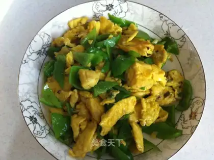 Scrambled eggs with green pepper