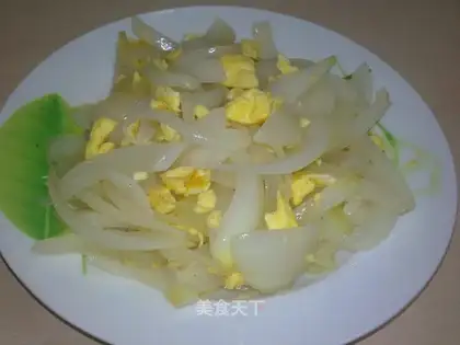 Scrambled eggs with onions