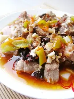Steamed pork ribs with soy sauce and potatoes