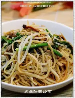Fried noodles with shredded pork