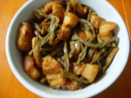 Braised dried beans with pork belly