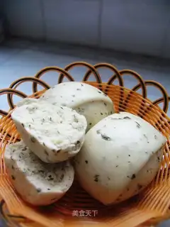 Cut steamed buns with salt and pepper knife