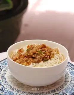 Noodles with meat sauce