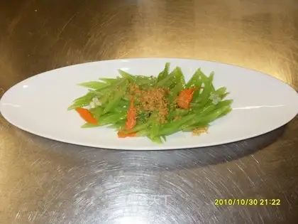 stir-fried celery with garlic flavor