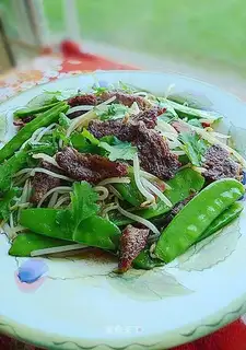 Pan-fried pork with silver sprouts and lotus beans