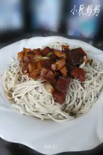 Spicy pork mixed noodles