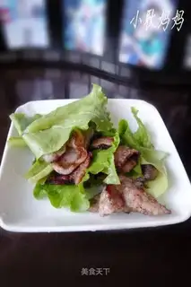 Spiced pork slices and lettuce buns