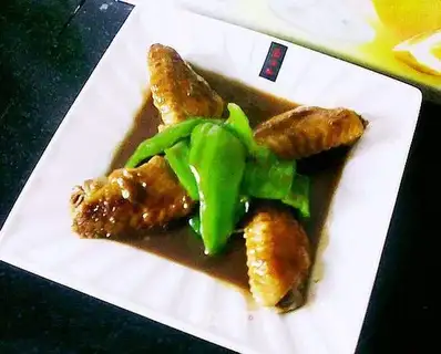 Pan-fried chicken wings with salt