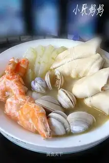 Seafood soup with white leaf buns