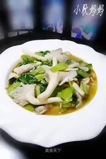 stir-fried mushroom with green vegetables