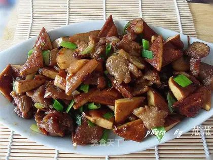 Fried pork slices with dried bean curd