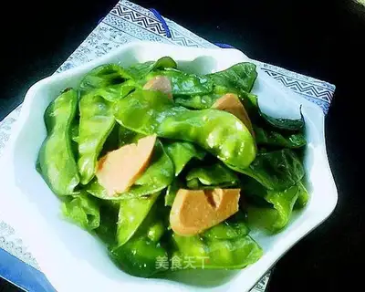 stir-fried pork ears and beans with sausage