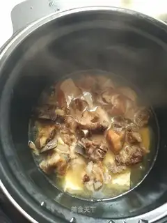 An electric pressure pan, old tofu ribs