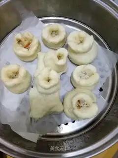The rice shrimp pine bun