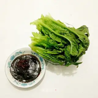 Leaves and sauce
