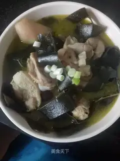Pork foot seaweed soup
