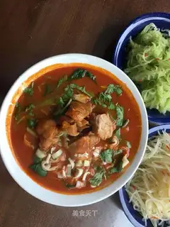 The chicken blade cut the noodles