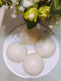 White rich buns