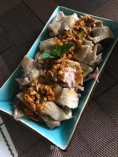 A regular saloon chicken