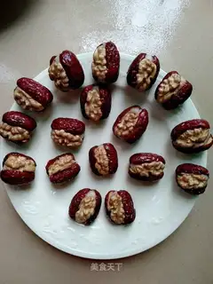 Red dates with walnuts