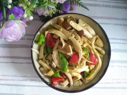 The paprika hand tore the apricot mushrooms
