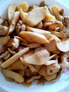 Chicken-legged mushroom fried meat