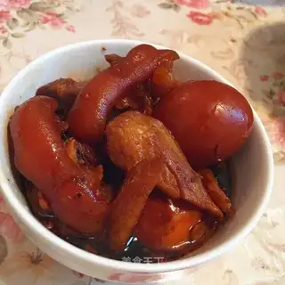 Pig-foot ginger