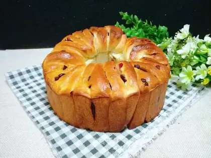 Cranberry chocolate beans tore bread